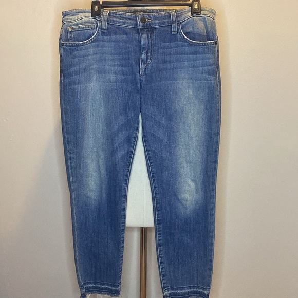 Joe's Jeans Capri Cropped Denim Jeans in a Light Blue Wash (30W x 25L) - Picture 3 of 8